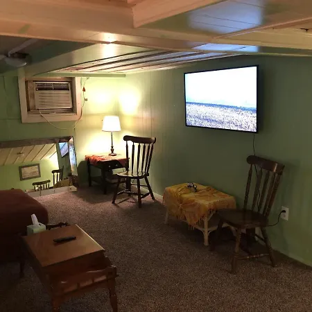 Rustic Beach Front Basement Apt, Pet Friendly Wi-Fi Apts